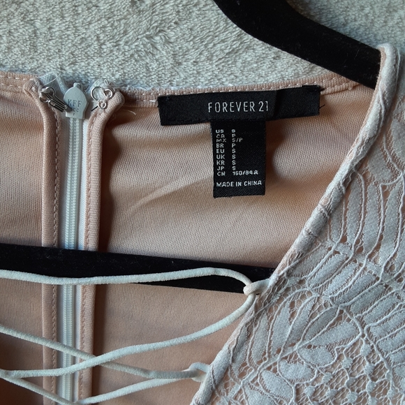 -- X -- Forever 21 Deep V Lace Up Dress - Picture 7 of 8